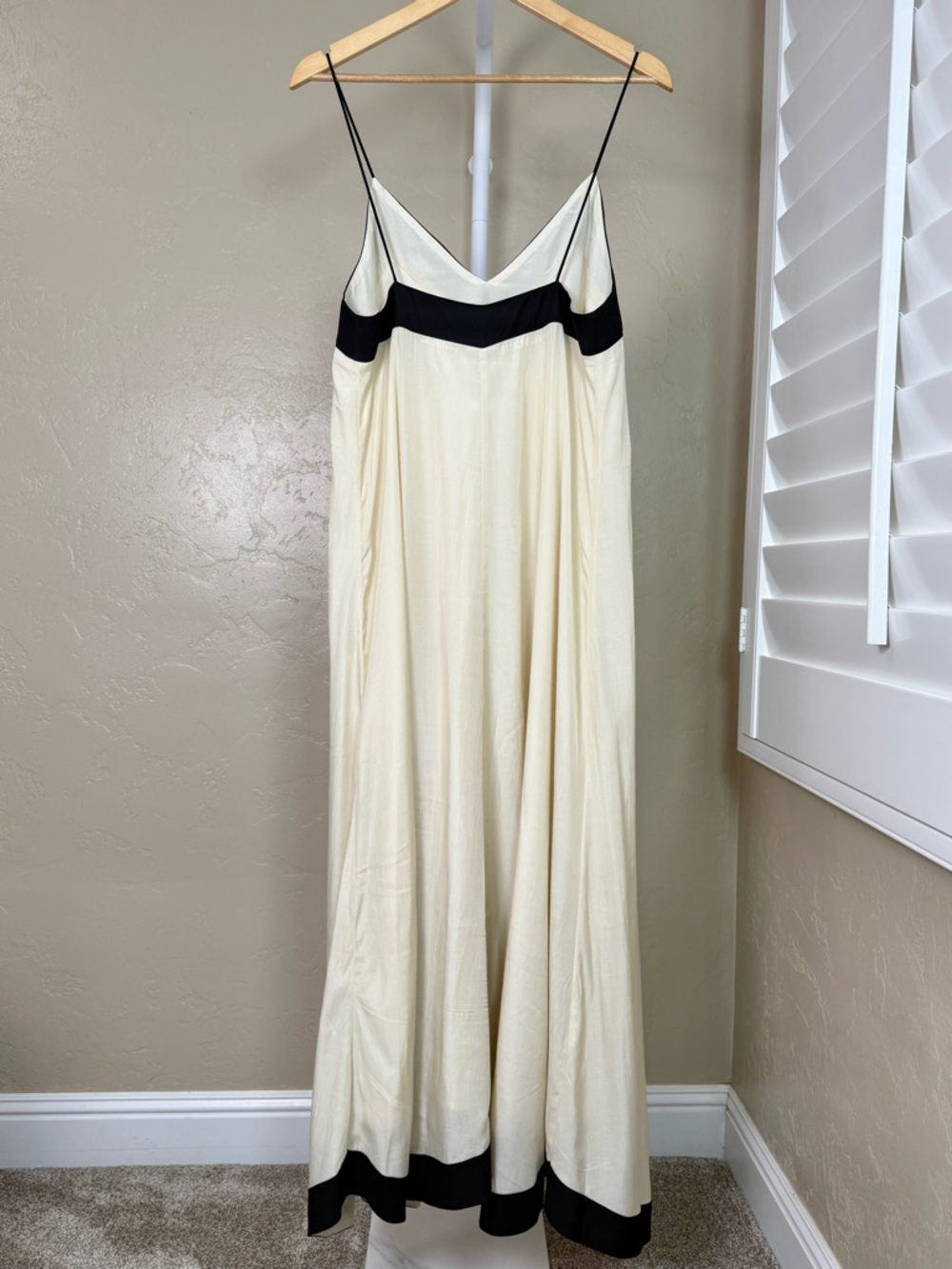 Commense Cream Black Slip Maxi Dress Open Back Medium NWT Flowy Rayon Blend - Picture 6 of 10